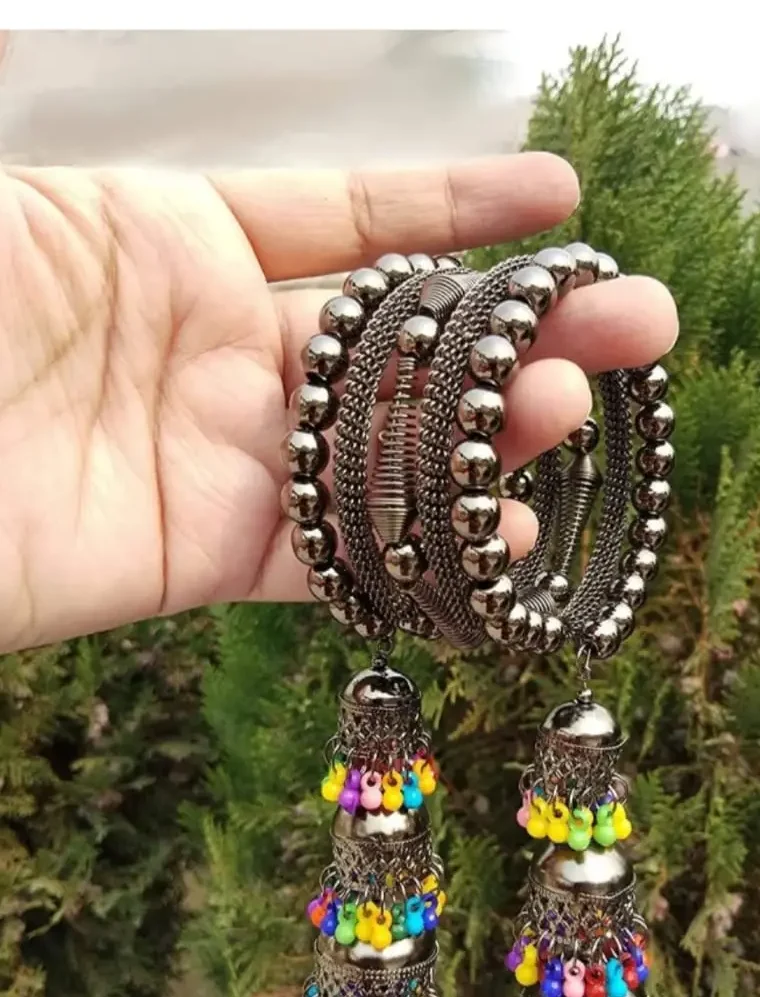 Fashion: लुभावने ब्लैक सिल्वर कलीरे कंगन बाजार में छाए 