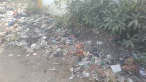 चुरहट हॉस्पिटल के पीछे फेंका गया वेस्टड मेडिसिन 